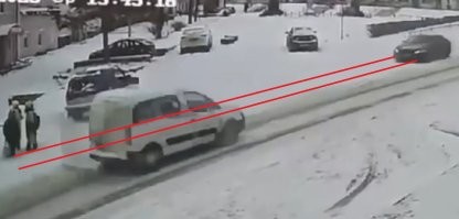 Считаю водителю уже давно было пора тормозить, дети стояли похоже уже на проезжей части на траектории автомобиля.
Дети есть дети, бывают бестолковые, не внимательные, а с водителя ответственности это не снимает, надо максимально быть внимательным.

Детей видно из далека, они не скрыты за авто, самое правильное это надо было снижать скорость и аккуратно проезжать мимо.