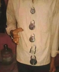 Почему рубашка не отвисает???
Бл.я, да это пирсинг!