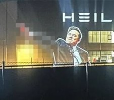 Ну я многое понимаю, но накуа ему руку заблюривать?? О_О
Всем известно там просто рука, он там даже фак не показывает...
мая неипанимай...