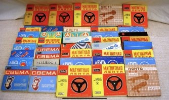 В 80-х и 90-х компакт-кассеты были в ходу. 
А в 80-х еще век катушечных магнитофонов не был завершен...