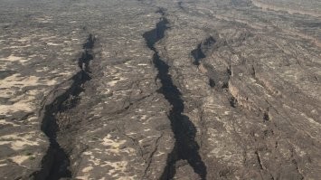 Он кстати не везде идёт аккуратно одной трещиной.