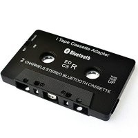 Вариант не картинке для кассетных магнитол , не обязательно автомобильных. Вставляешь кассету в кассетник и штекер в выход наушников от телефона например. Это когда на телефонах 3.5 разъемы еще повсеместно были.
А сейчас все уже блюбусы  и подключай так же к телефону или флешку туда , только уже никаких проводов. Минус , надо иногда "кассету" подзаряжать.