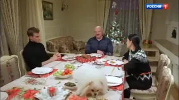 У бацьки селюковские привычки неискоренимы.
Приглашает гостей на обед и садит свою собаку на стол, где она лезет лапами в тарелки гостей.  Это этикет такой?