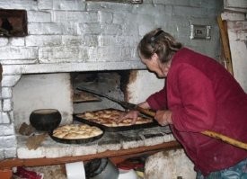 Русская печка, сколько в ней всего в свое время выпекали натурального, хлеб, пироги, рулеты, всевозможные блюда тушили в горшочках, бабка колбасу домашнюю делала там. Кто ел приготовленные там блюда, может сравнить с магазинной туфтой.