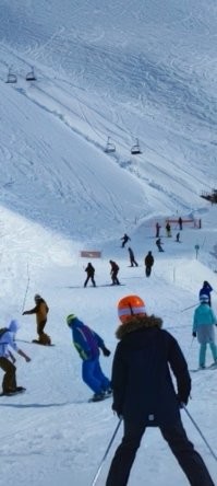 Вы пишете "Нет никакой проблемы повернуть голову и посмотреть на горных лыжах назад, выезжая на трассу" 
Скажите честно, вы читать умеете, или просто глуповат? 
Вам надо сколько раз повторить, чтобы до вас дошло? 

Я же написал 
"При чем тут вообще "начало движения" , человек уже ехал!
Логично , что человек, который уже едет, смотрит вниз!!!!"

Еще раз повторю, человек УЖЕ едет, и он смотрит ВНИЗ, он не может смотреть наверх, он не  сова и зеркал и глаз на спине у людей нет. 

Я понял, я общаюсь с не очень развитым человеком, который вообще читать не умеет, не хочет, и считает , что у людей глаза на затылке))) 

Как можно смотреть туда, куда едешь, и при этом контролировать, то , что наверху это видимо знает только МБР в своих фантазиях) которые к реальности не имеют никакого отношения. 
Откуда же вы такие дилетанты глуповатые беретесь то в комментариях со своими бреднями? Ничего не знают, знать не хотят, но комментируют)

Специально для тебя, вырезал фотографии с горных лыж из моих
Куда они смотрят? Посчитай, сколько человек смотрит назад, как думаешь почему?)))
Догадаешься, или подсказать?)))