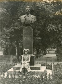 Казань. Бюст М. Горького у северного входа Лядского сада. 1957г.