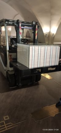 1 000 000 000   купюрами по 5 000.