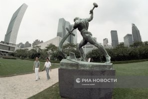Жители Магнитогорска пожаловались на рекламный баннер с колбасой на фоне памятника «Тыл — фронту»