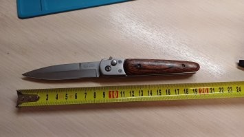 Я как-то летел из Женевы. В барсетке у меня лежал раскладной нож (забыл в багаж переложить), не 20 сантиметров, но зарезать вполне можно, а в руках была бутылка с водой 0,33 л и воды там было граммов 50. Так воду заставили выбросить, а нож не заметили и я его случайно в самолёте уже обнаружил.
Вот этот нож.