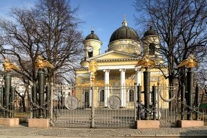 Гавно у них какое-то. Вот у нас Преображенский собор обнесен заборчиком из Наполеоновских пушек. Самое интересное, что если подойти к ним поближе и внимательно осмотреть, то вы найдете в них высверленные отверстия, что после аккуратно заделаны, чтобы вдруг никто пострелять не захотел.
