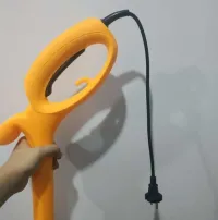 Это нормальный шнур, к нему присоединяется удлинитель