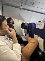 Чёрт!!! Вся страна их засратая так они ещё и в самолётах(автобусах,Поездах,Кораблях) как свиньи.  Ублюдки. Люди так то едеят с этого столика.