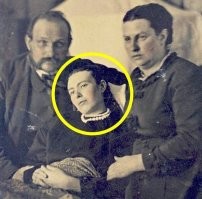 Ну фото на похоронах, еще как то можно понять...А вот зачем в 19-м веке мертвых в живых рядили и фоткались с ними??