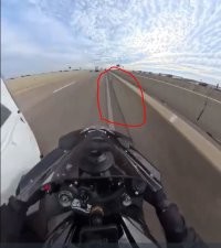 Повезло успел проскочить практически на миллиметраже.
Там дальше обочина вообще практически исчезает и там бы он уже мог и не пролезть.
Нах ему в эту дырку было лезть я не в курсе, но фура могла его там раскатать и даже не заметить.