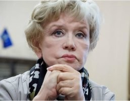 А также привлеките Веру Алентову, она наехала на карельские калитки, когда была в Медвежьегорске на съемках "Любовь и голуби". С тех пор она такая.
