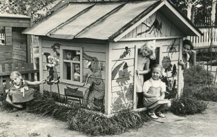 На игровой площадке детского сада. Москва. 1962г.
