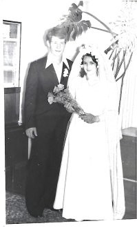 Родители 1977 год. Батя носил брюки клёш. Через год родился я.)