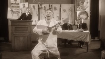 - Эх, говори Москва, разговаривай Рассея!
Эх, яблочко,
Ты моё спелое.
Вот барышня идёт –
Кожа белая.

Кожа белая,
Да шуба ценная.
Если дашь мне чего,
Будешь целая.

Эх, яблочко,
Да с голубикою
Подходи, буржуй, –
Глазик выколю.

Глазик выколю,
Другой останется,
Чтоб видал, гавно,
Кому кланяться!