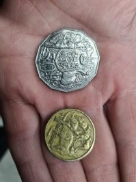 Опять набор шаблонов
В Австралии огромный подземный резервуар с питьевой водой.
В Австралии огромные национальные парки, завораживающие своей красотой.
И над стереотипами по поводу что все и вся пытается вас съесть там смеются примерно так же как мы смеемся над медведями на улице.
Жизнь в Австралии очень дорогая, очень дорогая логистика, ехать туристом туда - дорогое удовольствие