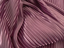 Не совсем точный перевод, видимо: этим устройством создавали на ткани эффект "гофре".