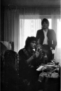 Цой, Каспарян и Аркадий Владимирович Высоцкий (1987)

Собственно, сам факт встречи сына гения и не меньшего гения меня подтолкнул составить этот список. А началось с того, что в одном известном магазине я увидел книгу-альбом с биографией и рукописями Цоя. И там была черно-белая фотография с пометкой «Цой и Аркадий Высоцкий, Москва, 1987». Только почему-то «Аркадием Высоцким» был обозван тот человек, который на фотке выше сидит с лопатой. А Аркадий Высоцкий - человек посередине, с сигареткой. Совсем справа расположился гитарист Юрий Каспарян, а совсем слева - сокурсник Высоцкого.

В тот момент Цой и Каспарян приехали в Москву, в том числе, к своему другу Рашиду Нугманову, который ещё только задумал снимать фильм «Игла», но уже успел снять музыкальную короткометражку «Йя-Хха» (где помимо группы «Кино» отметились Гребенщиков, Науменко и группа «Алиса»). Данное творение - учебная работа Нугманова, который в тот момент учился во ВГИКе у Сергея Соловьёва. Вместе с Рашидом параллельно на сценарном факультете учился и Аркадий Высоцкий, и на одном из таких совместных посиделок и была сделана эта фотография.

Хотелось бы верить, что Цой и Высоцкий остались друзьями и временами тепло общались. Об Аркадии мало что известно: по его сценариям было снято всего несколько фильмов, а сам он ведёт довольно скромный образ жизни и не появляется на публике.