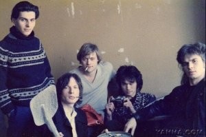 Цой, Каспарян и Аркадий Владимирович Высоцкий (1987)

Собственно, сам факт встречи сына гения и не меньшего гения меня подтолкнул составить этот список. А началось с того, что в одном известном магазине я увидел книгу-альбом с биографией и рукописями Цоя. И там была черно-белая фотография с пометкой «Цой и Аркадий Высоцкий, Москва, 1987». Только почему-то «Аркадием Высоцким» был обозван тот человек, который на фотке выше сидит с лопатой. А Аркадий Высоцкий - человек посередине, с сигареткой. Совсем справа расположился гитарист Юрий Каспарян, а совсем слева - сокурсник Высоцкого.

В тот момент Цой и Каспарян приехали в Москву, в том числе, к своему другу Рашиду Нугманову, который ещё только задумал снимать фильм «Игла», но уже успел снять музыкальную короткометражку «Йя-Хха» (где помимо группы «Кино» отметились Гребенщиков, Науменко и группа «Алиса»). Данное творение - учебная работа Нугманова, который в тот момент учился во ВГИКе у Сергея Соловьёва. Вместе с Рашидом параллельно на сценарном факультете учился и Аркадий Высоцкий, и на одном из таких совместных посиделок и была сделана эта фотография.

Хотелось бы верить, что Цой и Высоцкий остались друзьями и временами тепло общались. Об Аркадии мало что известно: по его сценариям было снято всего несколько фильмов, а сам он ведёт довольно скромный образ жизни и не появляется на публике.