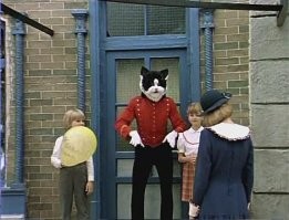 Это не его девушка?