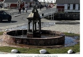 Там, из-за ветра, всё вокруг заливает. 

Представь, что там будет, если нормальный фонтан поставить.