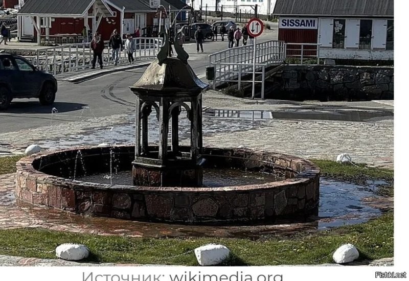 Там, из-за ветра, всё вокруг заливает. 

Представь, что там будет, если нормальный фонтан поставить.