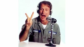 Его партнером по фильму был САМ Робин Уильямс...
Только тогда его ещё тоже не шибко знали.
В 1987 году Уильямс сыграл роль диджея-пацифиста Эдриана Кронауэра на американской армейской радиостанции в Сайгоне в картине Барри Левинсона «Доброе утро, Вьетнам», благодаря которой он получил известность и номинацию на премию «Оскар» в категории «лучшая мужская роль».