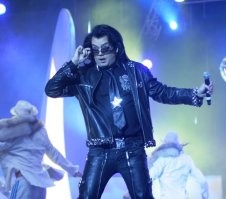 Rammstein - это и есть попса. Гитарная, как у Киркорова или Мадонны. А попса - будь она синти или гитарной - это попса. Посмотрите на Киркора - в косухе, в шипах, в клёпках, музыканты с барабанами и гитарами - чем не рок? Такой же, как и эти немцы.