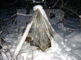 Ну, самое толковое - это не попадать в занос. Т.е. иметь нормальную зимнюю резину, выбирать маршрут по дорогам которые чистят и посыпают реагентом и очень сильно бдить за скоростью исходя из погодных и дорожных условий.
Но, знания лишними не бывают, поэтому, если есть деньги и свободное время- надо ходить на курсы экстремального вождения, там вас обучат. Потому что, эту инструкцию во время заноса вы точно не вспомните, а если и вспомните, то в стрессовой ситуации не воспроизведёте, а имея реальный опыт, фактически отработает мышечная память. К тому же, надо это уметь делать именно на своей машине, чтоб понимать манёвренность, габариты и другие ТХ, которые влияют на занос.
По сути - статья бессмысленная, типо - Выживание в лесу.. ты пока в лес не начнёшь ходить и на практике разводить костёр, строить укрытие, ориентироваться, добывать пропитание - хоть 20 книг про это прочитай, обмажься тактическими мультитулами, комбинезонами, фонариками и компасами - толку особо не будет, помрёшь с голодухи у помятой, но невскрытой банки консервов.
Картинка, предысторию которой, многие сразу вспомнят.