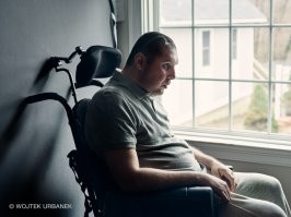 Не спорт, а гарантированная инвалидность по мозгу. Кому интересно, погуглите про старость боксёров, которые очень стремятся в голову удары не пропускать, но нет да нет, порой выхватывают в котелок.. а эти целенаправленно башню подставляют. После такого долго не живут, либо уже сейчас им стоит откладывать денежку на сиделку, которая будет слюни им вытирать и утку выносить. Постоянные сотрясения мозга - бесследно не проходят.