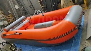 И поделом,  попёрся неподготовленный на своём корыте в открытое море, абсолютно не продумав внештатные ситуации и нарушив требования безопасности. Два трупа - исключительно на его совести.
По одному виду ПВХ лодки БайКат 470, очевидно, что в открытое море, на ней соваться не следует.. но нет, сам поплыл и родственников с собой взял. Идиот. Ещё б на куске пенопласта с вёслами отправился. Тур Хейдарл недоделанный.