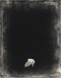 Это не вампир, это фотошоп. Ибо даже одежда не отражается.
Есть такая вот картина. "Обнаженный вампир в перчатках", 1864 год