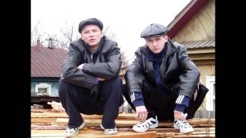 Из текста новости - у человека, который честно приобрёл картину - её в тупую отжали, пользуясь бюрократической придиркой.  Не штраф, не уточнение данных у отправителя, не изъятие до выяснения стоимости.. просто  забрали, потому что бесхозная.
Возможно новость подана некорректно, но выглядит как гоп-стоп на улице - "Дай мобилу позвонить"
Стрёмно теперь вещи через таможню возить, мало-ли твои штаны там кому-то приглянуться и их признают бесхозными, потому что на бирке не читается размер после стирки..?