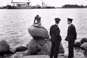 Вандалы и дебилы есть во всех странах