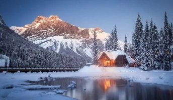 Не, просто отфотошоплены. 

Горы вытянули.