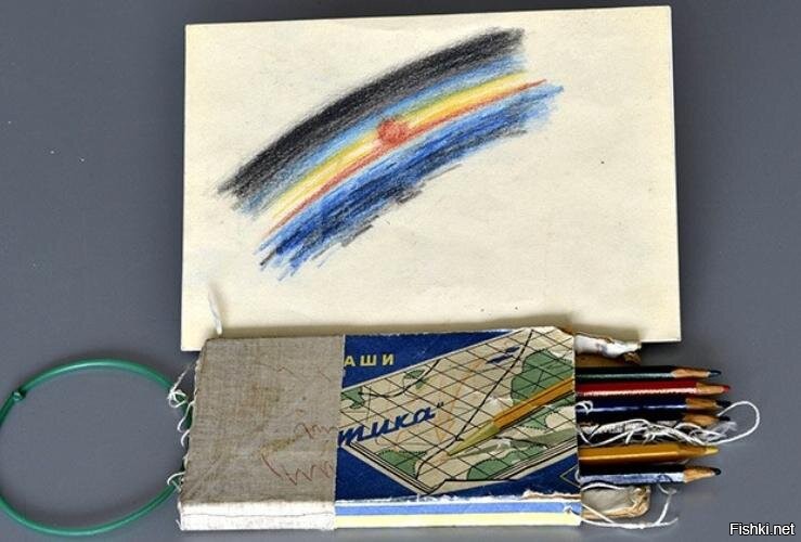 Гагарин записи делал обычным карандашом. Леонов в космосе, вообще рисовал цветными карандашами "Тактика" купленными в обычном магазине. Восковые стали использовать позднее.