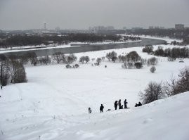 Эт точно! Я на Коломенской вырос....Родители вешались! Санки и лыжи на один сезон, в лучшем случае! Помню отец от сломаной пары лыж, целую не выкидывал....Потом компоновал со следующей оставшийся и вперед, на разных марках!