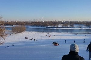 Эт точно! Я на Коломенской вырос....Родители вешались! Санки и лыжи на один сезон, в лучшем случае! Помню отец от сломаной пары лыж, целую не выкидывал....Потом компоновал со следующей оставшийся и вперед, на разных марках!