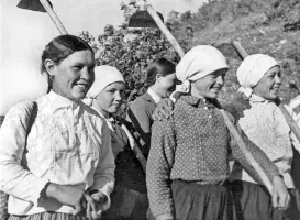 Вот этих нужно показывать , кто кормил, и поил "народ".