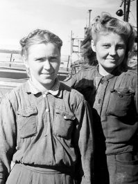 Вот этих нужно показывать , кто кормил, и поил "народ".