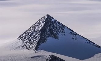 да да да. Пирамиды! Везде пирамиды! 
В сибири пирамиды! 
В Антарктиде пирамиды! 
Рептилоиды уже в головах каждого! пирамидами!
Плането опасносте!