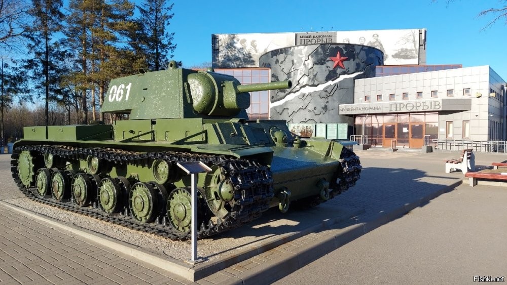 Танк КВ-1, поднятый со дна Невы весной 2003 года. Вытащен при помощи лебёдки с блоковой системой тросов. Экипажа внутри не было, люки полуоткрыты.
Танк КВ-1 после реставрации занял свое место в экспозиции музея "Прорыв блокады Ленинграда".
*"Невский пятачок"  условное обозначение плацдарма на левом (восточном) берегу Невы напротив Невской Дубровки, захваченного и удерживаемого советскими войсками Ленинградского фронта (в ночь на 20.09.1941 по 29.04.1942 и с 26.09.1942 по 17.02.1943) в ходе битвы за Ленинград.