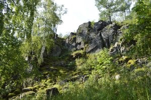 Большой Водораздельный хребет начал формироваться ещё в палеозойскую эру   это около 300 500 млн лет назад.
Гора Карандаш, входящая в состав Уральского горного хребта, считается самой древней горой на планете! Её возраст оценивают примерно в 4,2 млрд лет, тогда как возраст самой Земли   около 4,6 млрд лет.