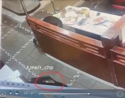 Любопытна реакция посетителей уползающих на карачках по стойку и реакция человека внизу кадра, достающего из кармана какой то предмет похожий на небольшую биту.
Что значит жить в стране, где у каждого второго есть оружие.