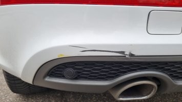 Вот повреждение моего авто после прилета в него самокатчика. 4166 евро с учетом налога. 
НО! 
Оценщик за услуги приплюсовал 1100 и адвокат еще 1650. 
Итог - 6916 евро с компании страховщика.