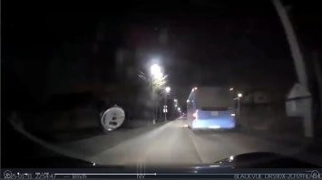Если присмотреться на видео, то сплошная перед перекрестком все таки видна.
А эти додики за рулем уж тем более могли ее видеть.
