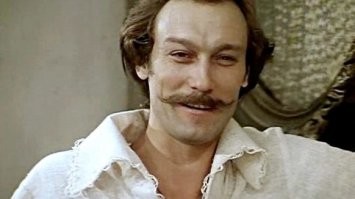 Когда я вернусь, пусть будет шесть часов.
  Шесть утра или шесть вечера?
  Шесть дня!"